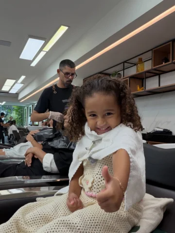 Dia de salão 💇🏽‍♀️ 
SEM estruturas pra o coquinho, o áudio, a toalha e a chine