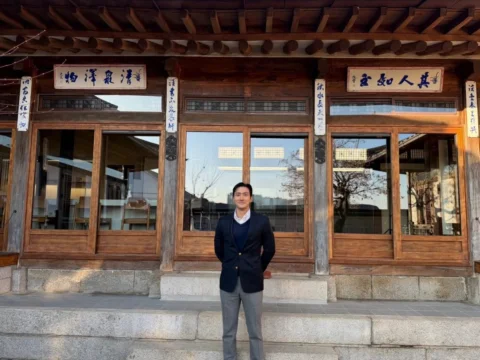 북촌에 자리잡은 아름다운 푸른 한옥 ‘블루재’에서 
하루 머물며 힐링했습니다. 여러분도 여러분만의 취향이 담긴 숙소를 @airbnb에서 만나보세