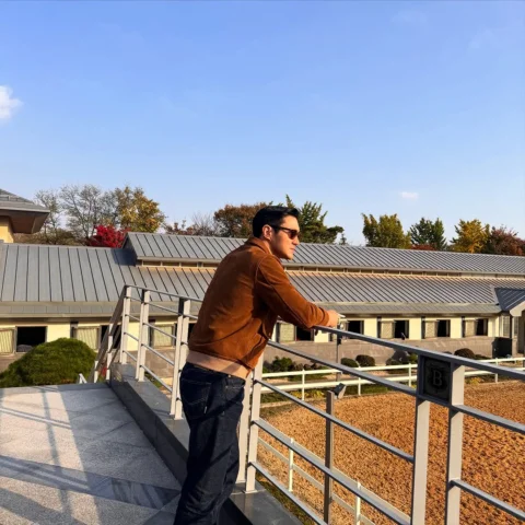 가을은 말하지 않는다. 다만 이해할 뿐이다. Autumn doesn’t speak, it simply understands.