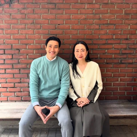 세상을 향해 대한민국을 밝히는 길은 참 많습니다.
그중에서도 작품을 통해 우리나라의 아름다움과 정신을 전하는 일은 특별한 의미가 있습니다.
전 