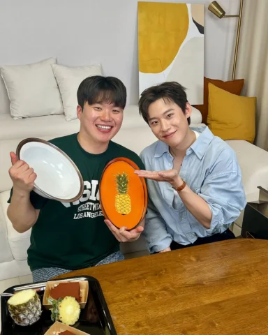 공삼테이블에 김성철 배우님이 놀러오셨어요!!🫢
선물해주신 그릇에 짜파게티 자주 끓여먹을게요🙏🍜

Actor Kim Sung-cheol dr