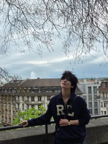 Flew in for time, stayed for the moment 🕰️