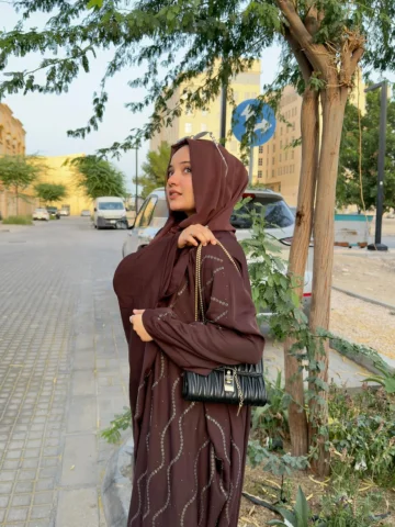 Damam diaries ✨
.
Brown abaya: @sitr.pk 
Purple abaya: @pardah_daari