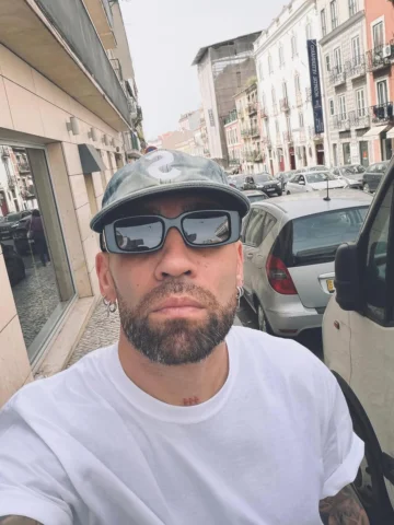 🚶🏻‍♂️🦾⚽️🦅🎶