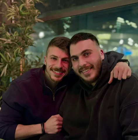 طول ما الدُنيا دي بينا بتلف ، احنا هنفضل كتف في كتف🤍
