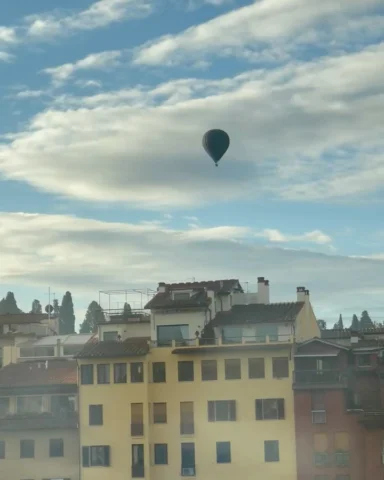 Hoje, surpresa ás 8,45hs da manhã: um balão de ar quente com uma pessoinha, pass