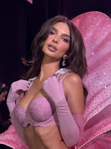 E M I L Y @emrata 🌸💫 This Girl is nothing but PERFECTION!!! Makeup by Pat McGr