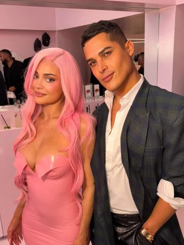 Celebrating 10 years of Kylie Cosmetics CONGRATS, @kyliejenner! 💋 
And btw, tha