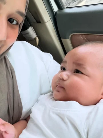 Slide 1: Masya Allah ibuku cantik bnget….
Slide 2: Tapi boong