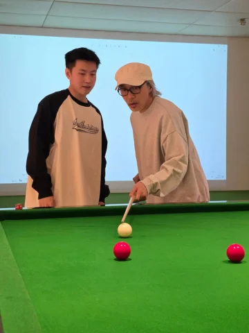 在不同類型的運動方面，我一向都很樂意教導別人，但今天有隻迷途羔羊，想我在他的桌球路途上指點一二，唯資質太差，我也無能為力，希望他能專注在創作和女子足球上，早日放