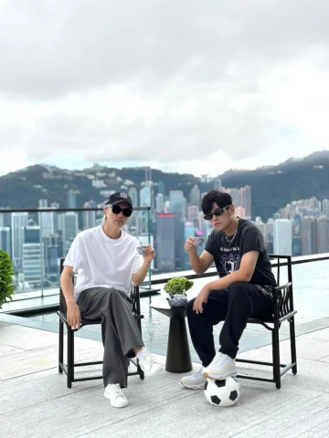 聽說做人冇夢想，就同鹹魚無分別。
所以我頭戴周董嘅帽，眼戴周董的酷墨鏡，擋住俗世風沙！
佢腳踩少林足球，手捧一壺夢想，我哋周周倆，一齊沖走現實嘅苦澀，泡出人生嘅