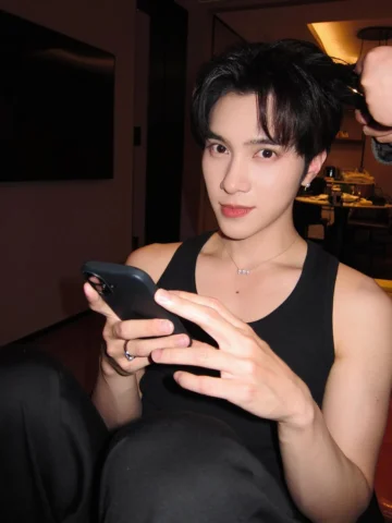 Tank top ? Or suit 😌