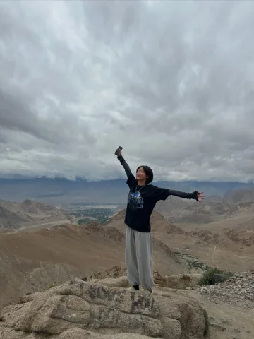Ladakh⛰️

세 번째 인도.
여전히 낯설고, 역시나 좋다.

고산지대는 처음인데
평소엔 당연했던 것들이 당연하지 않다.

뛰는 것도, 급하