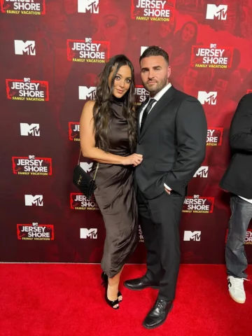 Celebrating the premiere of #JSFamilyVacation ♥️🥰