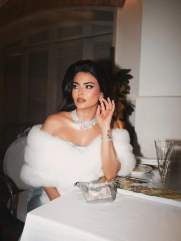 Once, tonight. Cinderella

Dress: @marmarhalim
Jewelry: @chopard @attarunited
St
