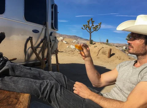 WEEKEND VIBES… Putt’n feet up

-Melting regenerative Old Fashioneds

-Shaking an