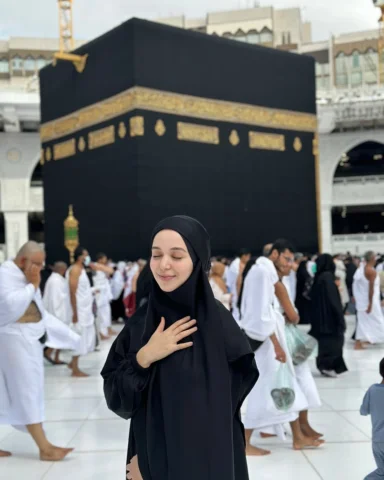 بسم الله الذي لا يُنسى من ناداه، ولا يُخيّب من رجاه…
في رمضان الماضي، وبين زحام 
