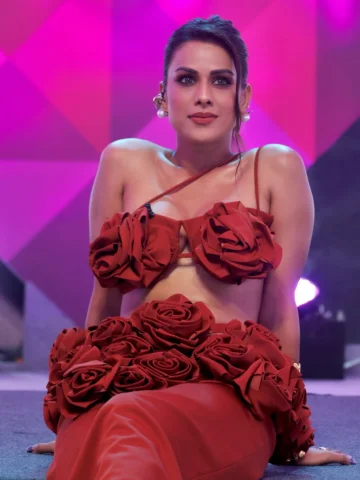 She’s a 10 But…………! 
Appreciate the effort. Troll to duniya karti hi hai. 🧘‍♂️�