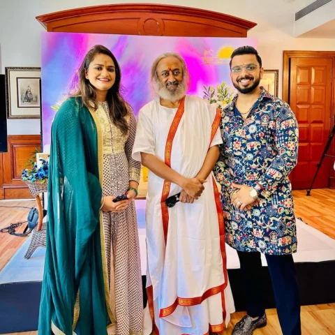 You understand the meaning of #Positivity when you meet #Gurudev ✨❤️

#HHSriSri 