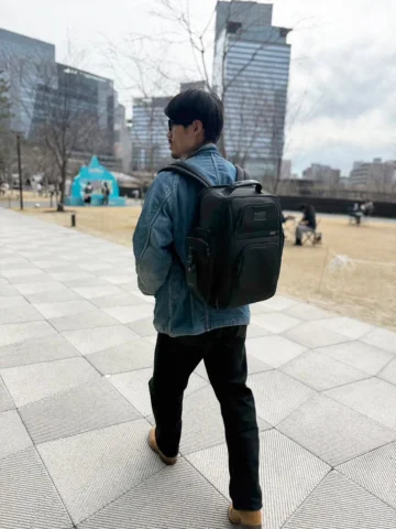 .
先日、トゥミ・ブリーフ・パックで出かけました🧳
 
デニムジャケットのカジュアルなスタイルにもすっと馴染む、ミニマルで洗練されたデザイン。
見た目はすっき