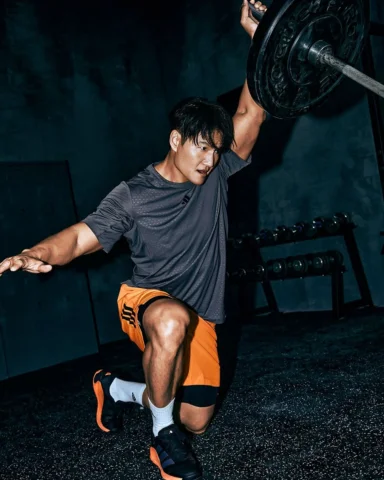 펑셔널부터 스트렝스, 러닝까지. 💪

더 강한 안정감, 더 폭발적인 움직임.
김종국(@kjk76)이 선택한 트레이닝화,

All You Nee