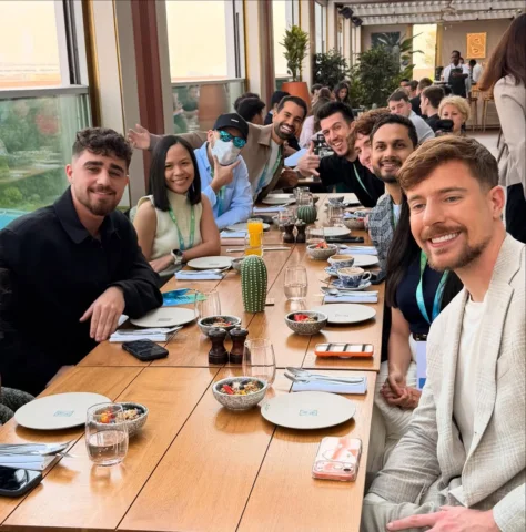فطور مع ابن خالتي مستر بيست😂
حمدلله كنت من صناع المحتوى العشرة الي اختارهن مستر