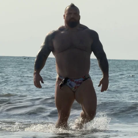 155kg / 340lbs Keeping fit whilst out here presenting WSM. Still hitting my swim