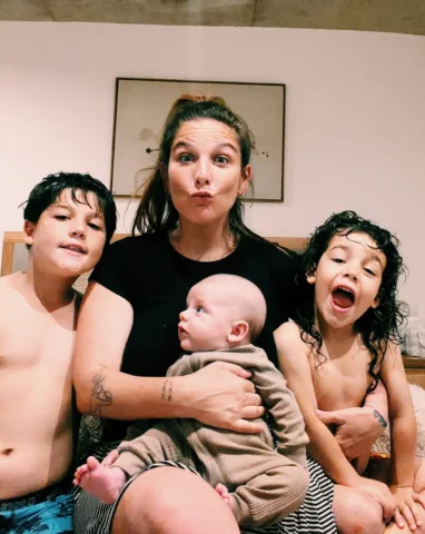 DOMINGAZO ✨🤍 
Ya los 4 en la cama 
Paseo en familia con mis tres cachorros 
Com