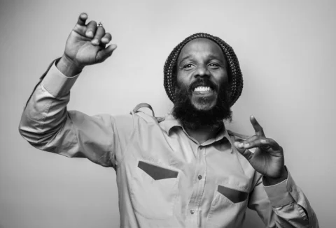 We lift our heads and give JAH praises. 

📸@steveappleford