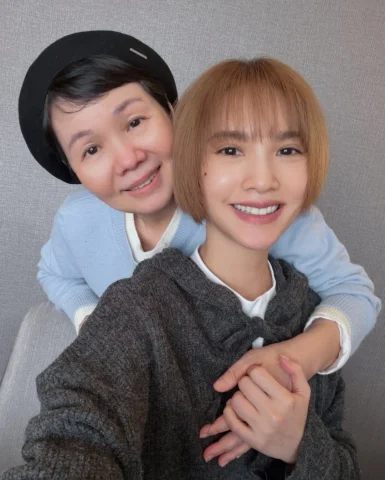 不管我幾歲 在外有多獨立
只要在妳身邊 我永遠是個長不大的孩子
喜歡依賴著妳 被妳照顧和寵愛
媽咪我愛妳 生日快樂🩵