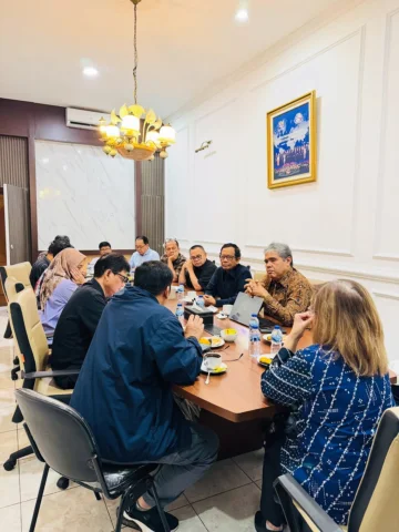 Senyampang berada di Jakarta, saya hari ini menerima kunjungan teman-teman, yg m