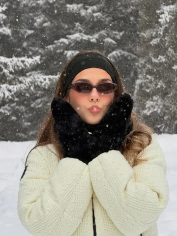 la classe scolaire en sortie à la neige avec @lorealparis ❄️✨!! (les moufles c’e