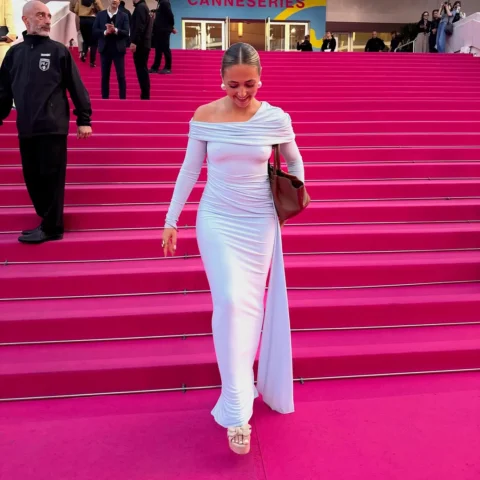 first ever pink carpet !! 

Makeup: @bangbang_cosmetics 
Hair: @kerastase_offici