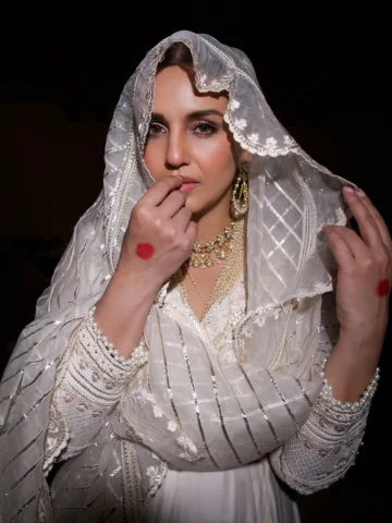 Kaun jeetay ga un se baaton mein
Jin ki aankhen kalaam karti hain

How could I e