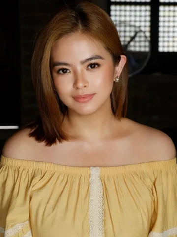 B E A 🌷🌷🌷 that face card
@beabinene 

Make up by  @arlitadomingo 

Hair by @w