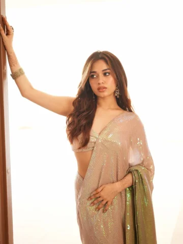 Thinking of 🌮🍛🌯🍜

Jewellery- @jzee.official 
Saree: @labelnonitabysherina 
S