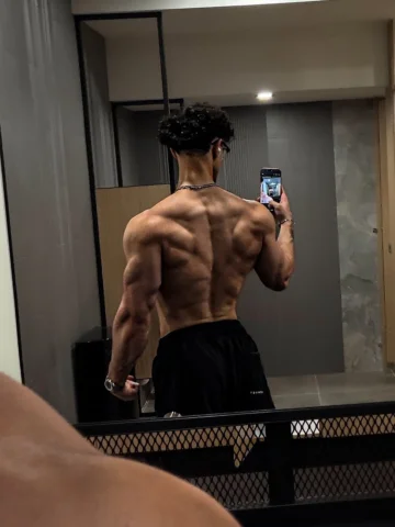 Back>>> 🦅

(How To Target It ⬇️)

Close Grip Cable Row: 2-3 sets of 8-12 reps

