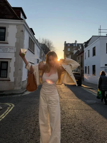 The first signs of sun in London and the mood is switched 😌🫶🏼✨