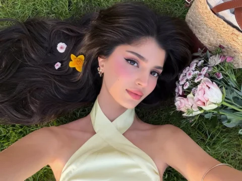 wrapped in flowers 🌸🌷