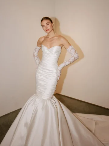 Clean, classic, but bringing the drama. 2026 #LovebyPninaTornai Style 15332 is c