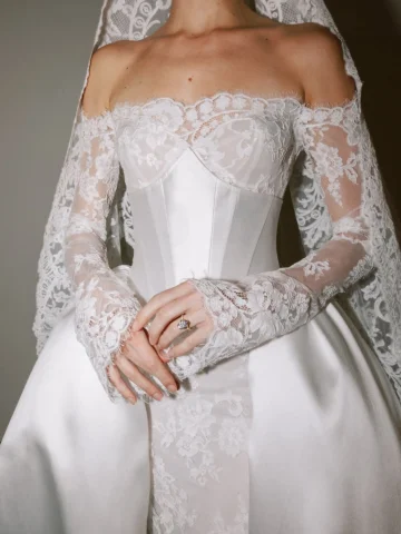 #PninaTornai from head to toe. 
Curate your bridal look including dramatic veils