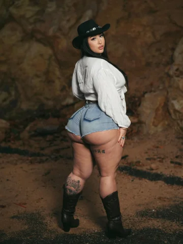 I’m not a cowgirl, but I do know how to ride horses of all sizes!! 😛🤠🥰