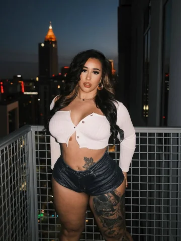 Getting sum cake w a view in the background is just top tier ❣️🥰😛