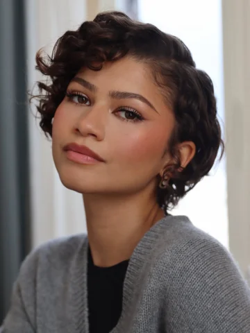 Beauty details @zendaya ✨💘
Hair @ursulastephen 
@luxurylaw @aframe_agency @apex