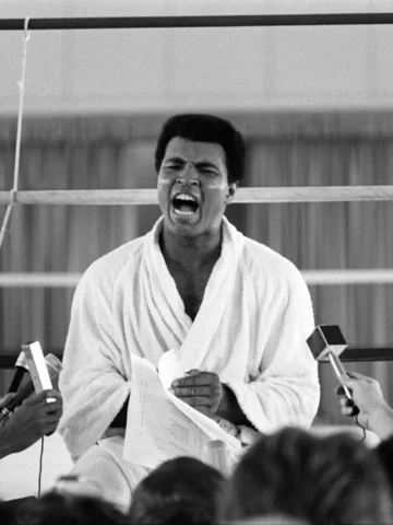 Friday mood: unbeatable. 🔥

📸: @neilleiferphotography

#MuhammadAli #Icon #Fri
