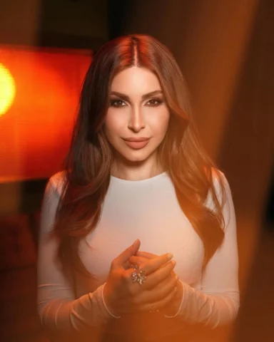 الوجه مثل القمر ولوحة مرسومة الشَّعر❤️

إنت عنهم مُختلف ما شفت مثلك بَشَر🥰

#مث