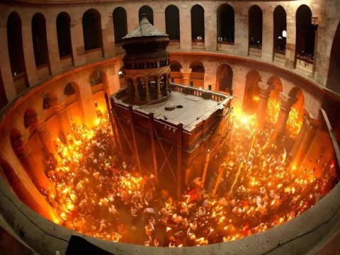 فاض النور من ‫#القبر_المقدس‬ في ‫#كنيسة_القيامة‬ 🙏🏻 

يا رب تنوّر علينا وعلى ا