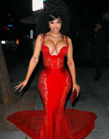 Hi ❤️‍🔥

#cardib