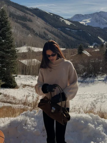 @guestinresidence @moonboot Lunch at the top of the mountain ❄️ @revolve @fwrd #