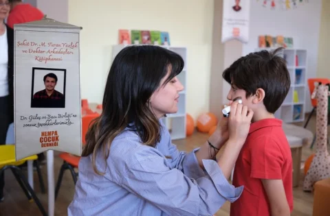 Turan, bugün annen Nihal teyze, baban Battal amcayla kütüphanenin açılışını yapt